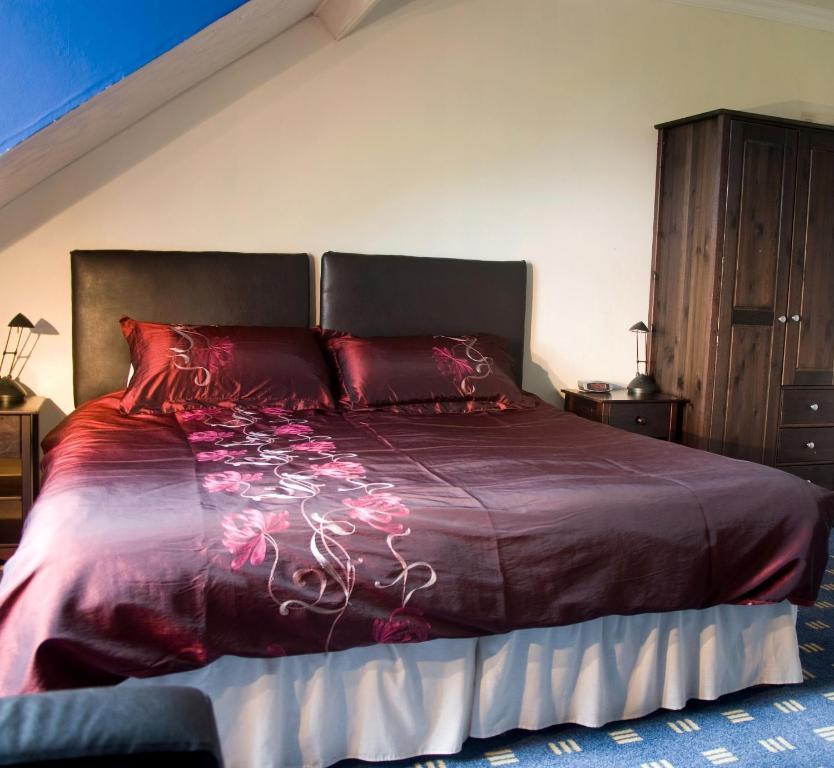 The Rosemont Yelverton Quarto foto